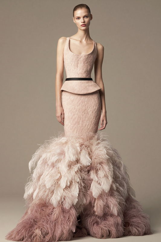 Vestido de sirena con plumas y capelina