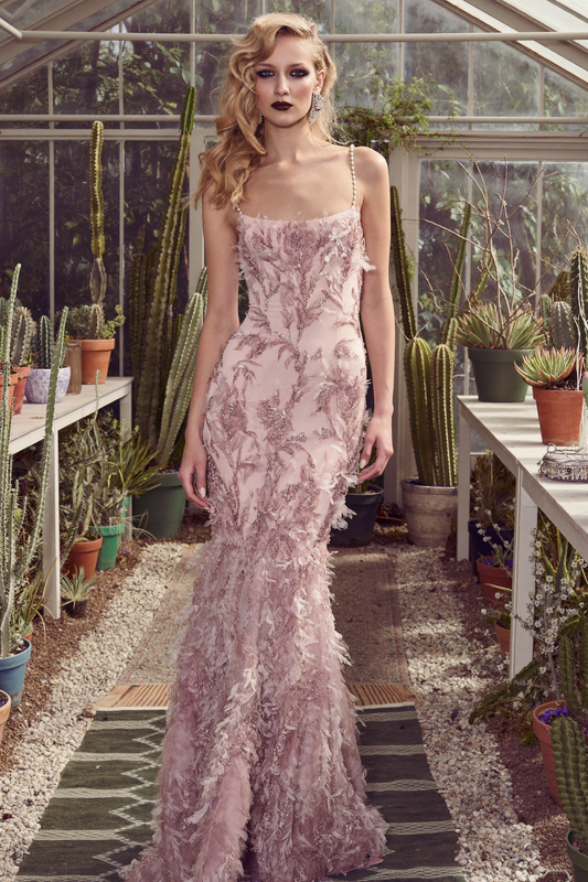 Vestido de sirena de plumas ruborizadas