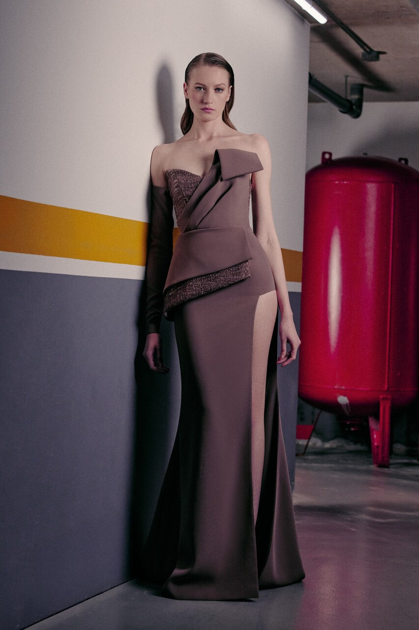 فستان بدون حمالات بقصة منظمة