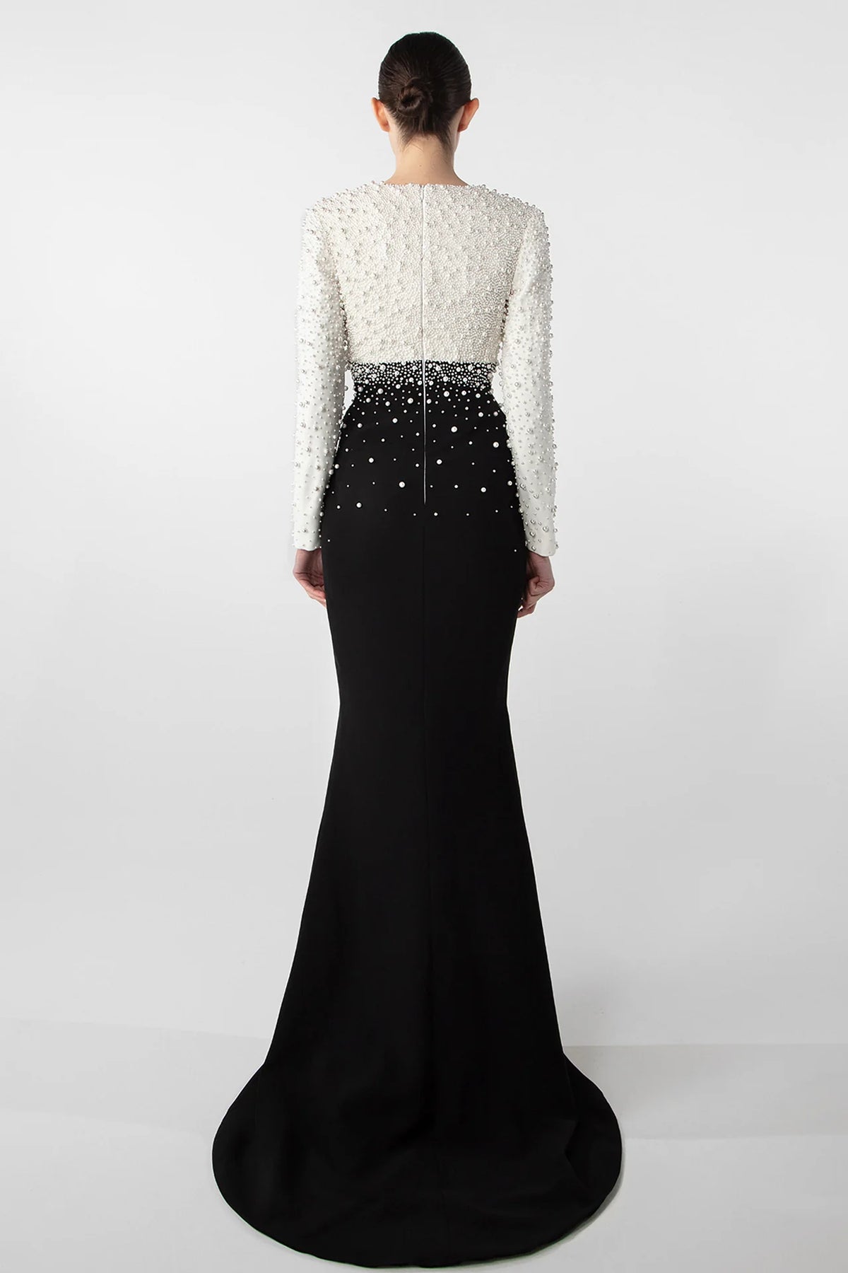 Vestido de crepé con bordado de perlas