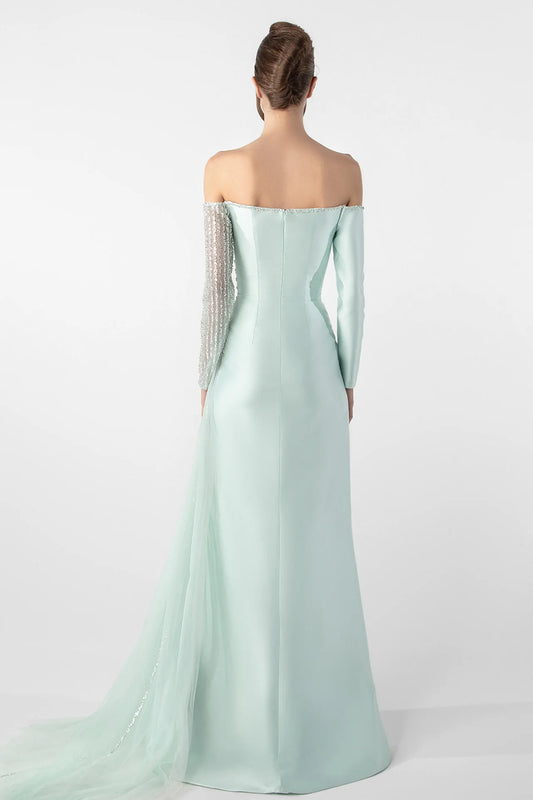 Vestido asimétrico con hombros descubiertos