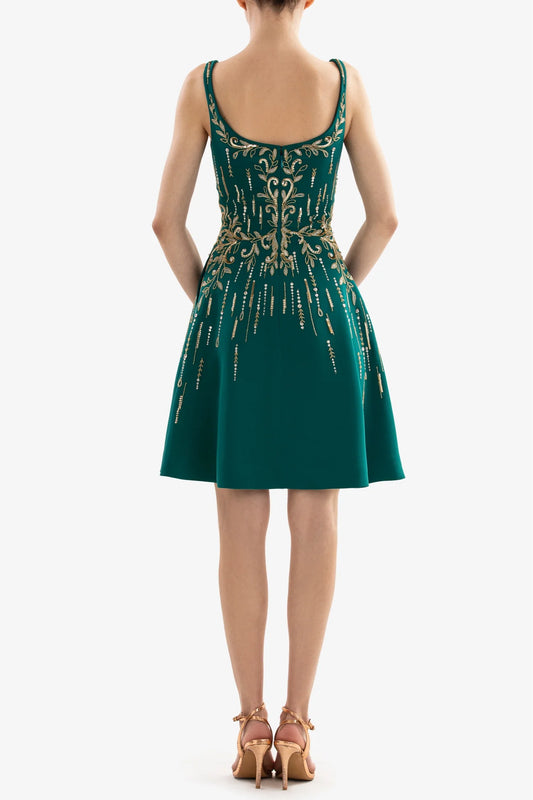 Vestido corto de crepé con abalorios