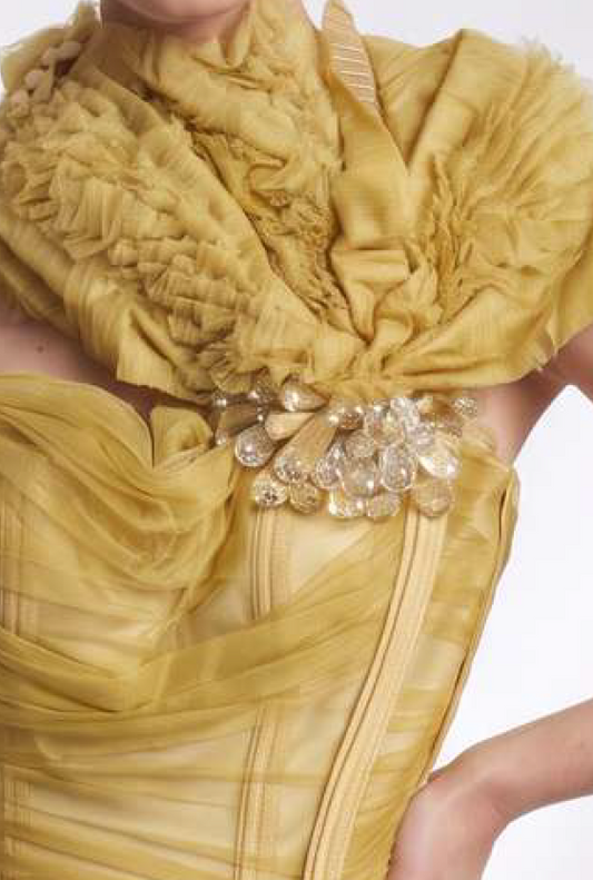 Minivestido cruzado con cuello con volantes