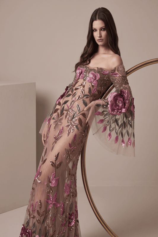 Vestido largo bordado con transparencias y hombros descubiertos