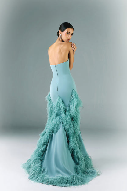 Vestido Largo sin Tirantes con Recortes de Plumas