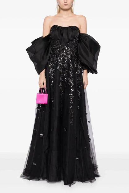 Vestido de organza con hombros descubiertos y pedrería de puntos