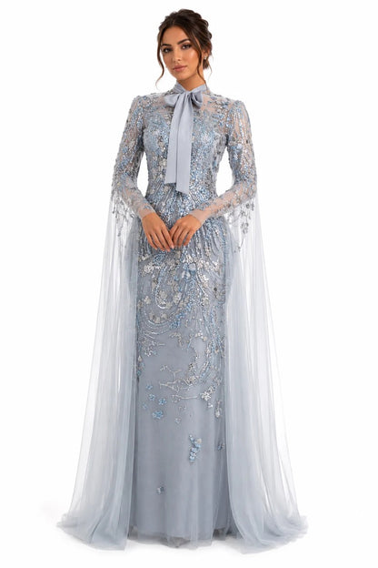 Vestido de gala de línea A de tul con cuello alto y detalle de muselina