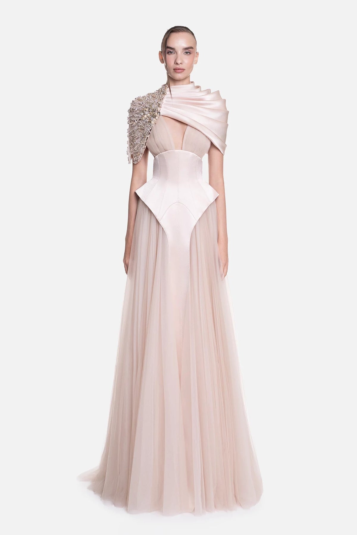 Vestido con capa al hombro