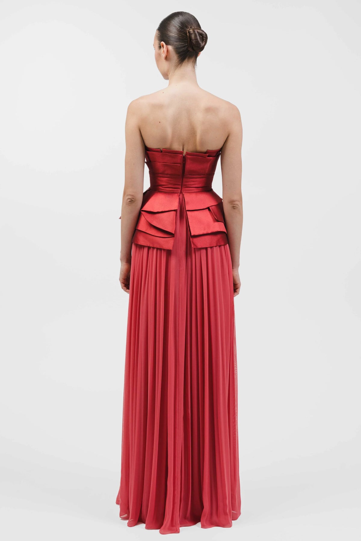 Vestido de noche con sobrefalda, sin tirantes y de múltiples capas