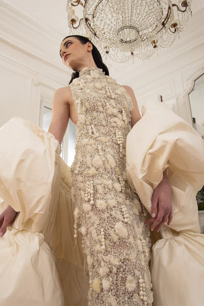 Vestido largo sin mangas bordado con abrigo de ópera