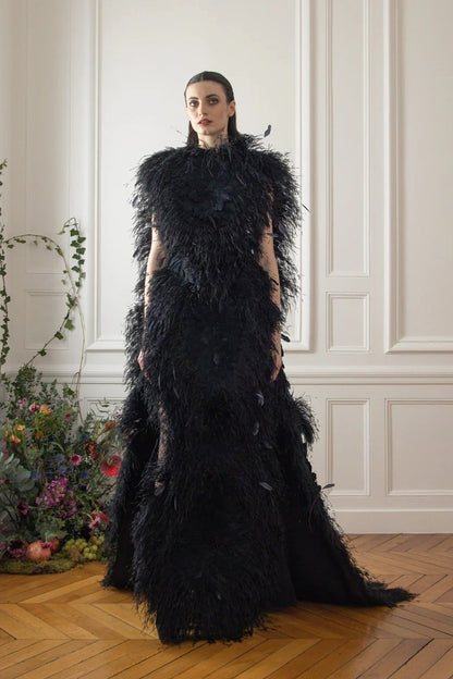 Vestido de noche con cuello alto y plumas