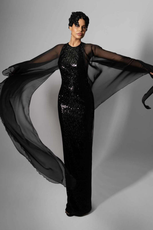 Vestido con capa en las mangas
