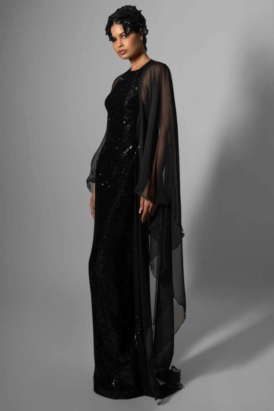 Vestido con capa en las mangas