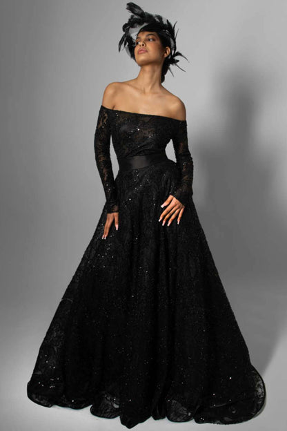 Vestido de gala con hombros descubiertos