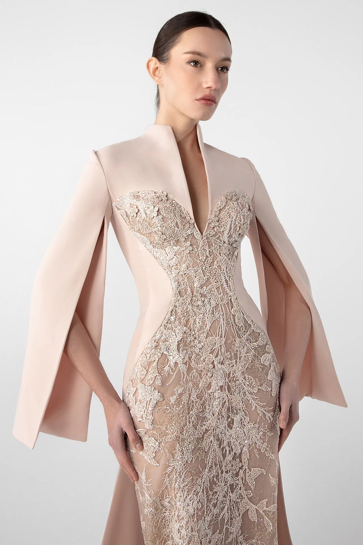 Vestido de crepé con mangas con aberturas