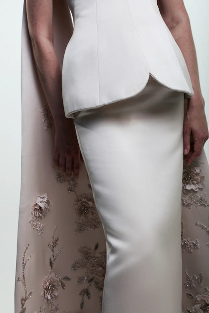 Vestido midi peplum con capa