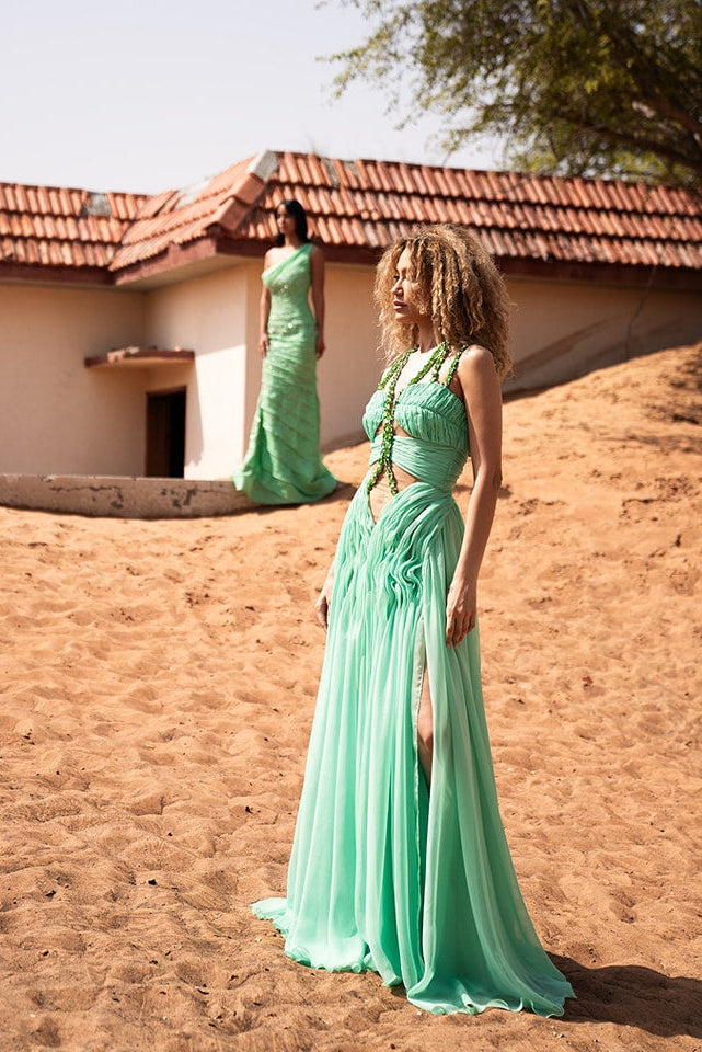 Vestido con tirantes y joyas