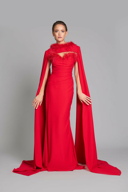 Vestido de noche sin tirantes con corte acampanado y mangas capa