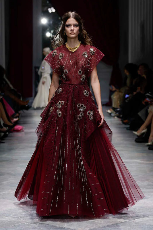 Vestido de tul claret con bordado de chakras