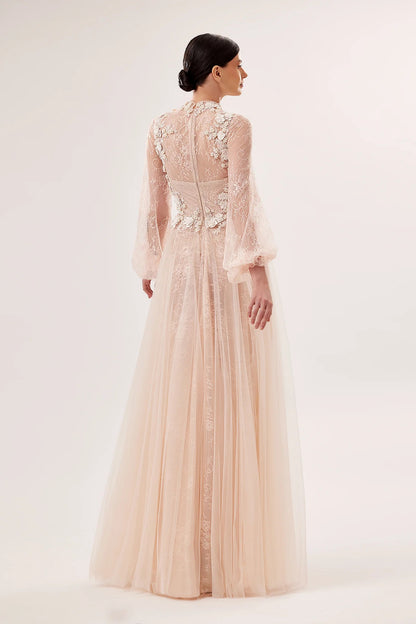 Vestido Largo de Cuello Alto con Encaje Bordado a Mano bajo Tul