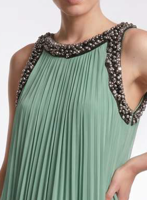 Vestido con pliegues de acordeón