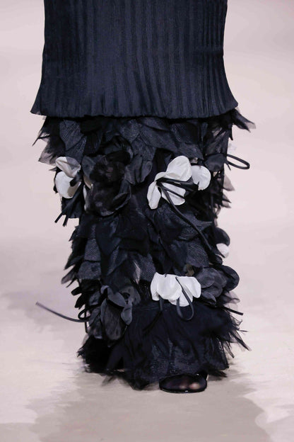 Vestido de columna plisado con apliques 3D