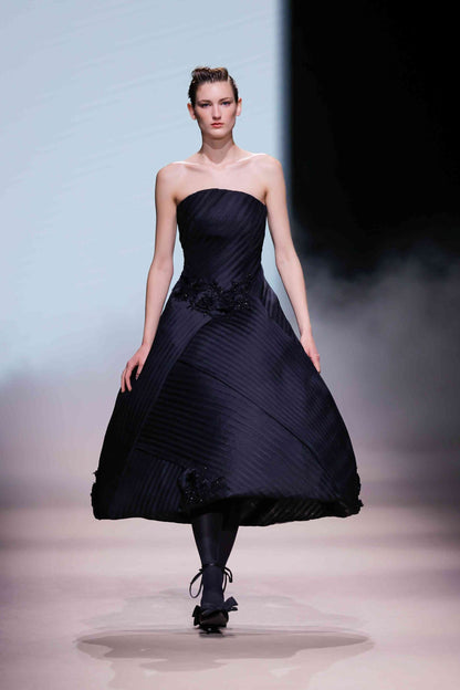 Vestido midi plisado sin tirantes