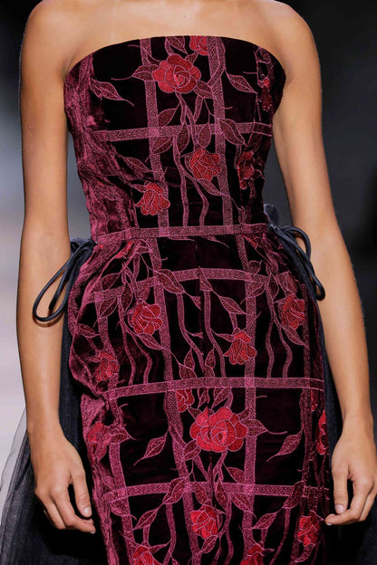 Vestido de columna floral sin tirantes con cola