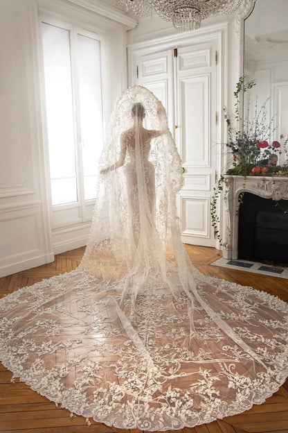 Vestido de novia de encaje floral con velo estructurado