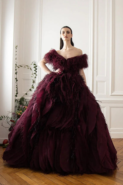 Vestido de gala de capas con hombros descubiertos