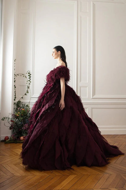 Vestido de gala de capas con hombros descubiertos