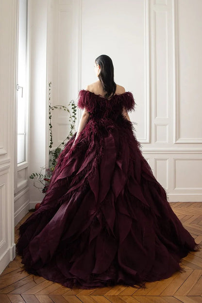 Vestido de gala de capas con hombros descubiertos