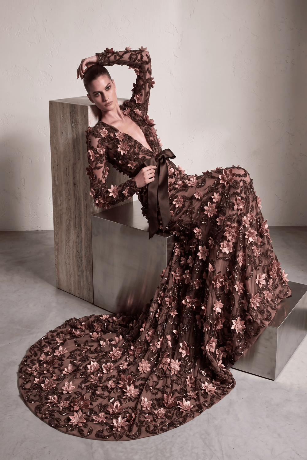 Vestido con apliques florales